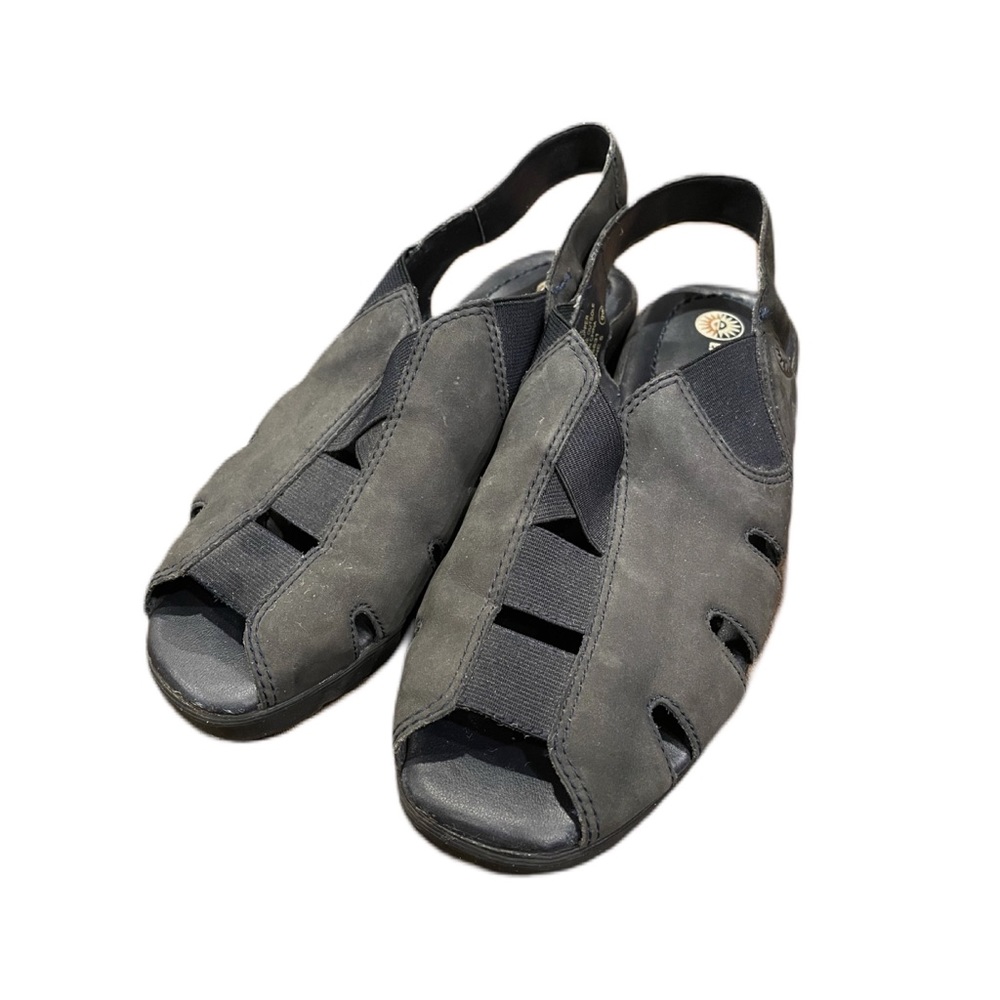 Earth Shoe Black Leather Strap Sandals